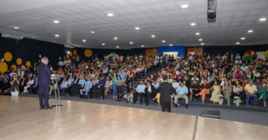 Laurez sanciona novo PCCR da Educação e quase 15 mil servidores terão avanços salariais