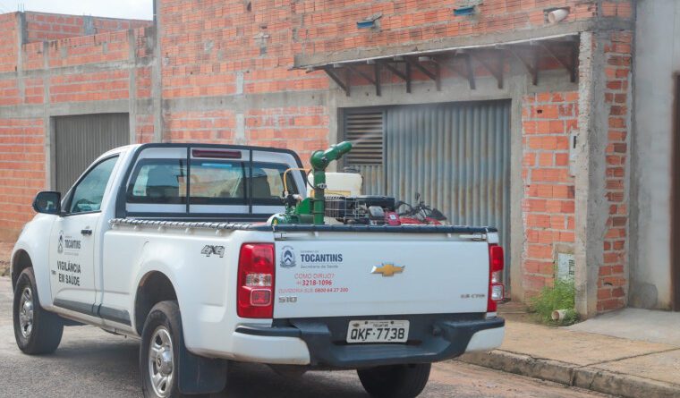 Carro fumacê entra em ação em 20 bairros para frear epidemia de dengue em Araguaína