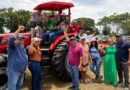 Deputado Federal Alexandre Guimarães entrega trator agrícola para produtores do Assentamento São José, em Palmeiras do Tocantins