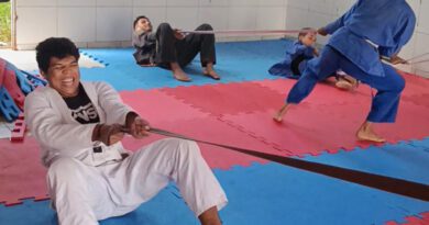 Professor oferece aulas gratuitas de Jiu-Jitsu para crianças e adolescentes no setor Taquari