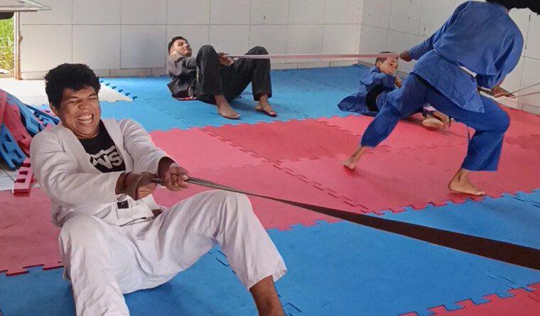 Professor oferece aulas gratuitas de Jiu-Jitsu para crianças e adolescentes no setor Taquari