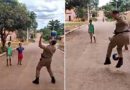 Policial militar chama atenção nas redes ao jogar bola com crianças em rua no Tocantins