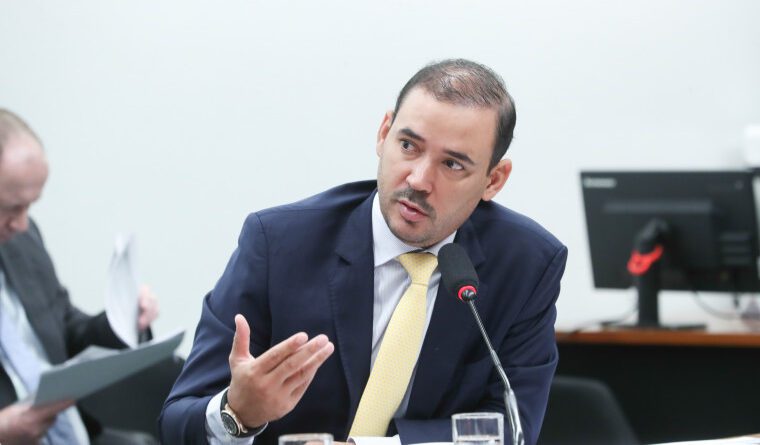 Vicentinho Jr destaca defesa do funcionalismo e agradece apoio de liderança dos servidores