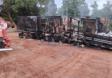 Dois caminhões com carne e arroz são consumidos pelo fogo na BR-153, no Tocantins
