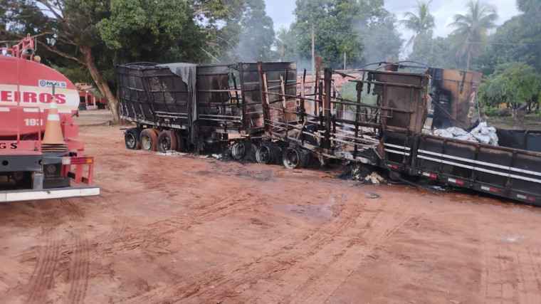 Dois caminhões com carne e arroz são consumidos pelo fogo na BR-153, no Tocantins