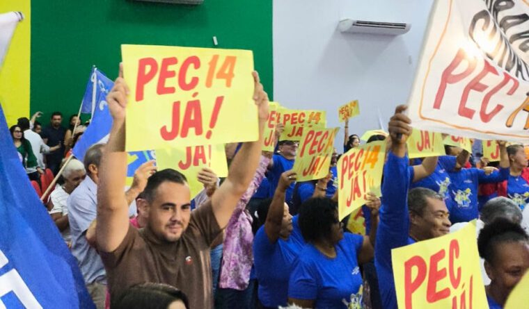 Protesto durante evento do PSD em Palmas cobra aprovação da PEC 14 relatada por Irajá