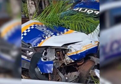 Viatura da PMTO fica destruída após bater em poste e árvore; dois militares ficam feridos