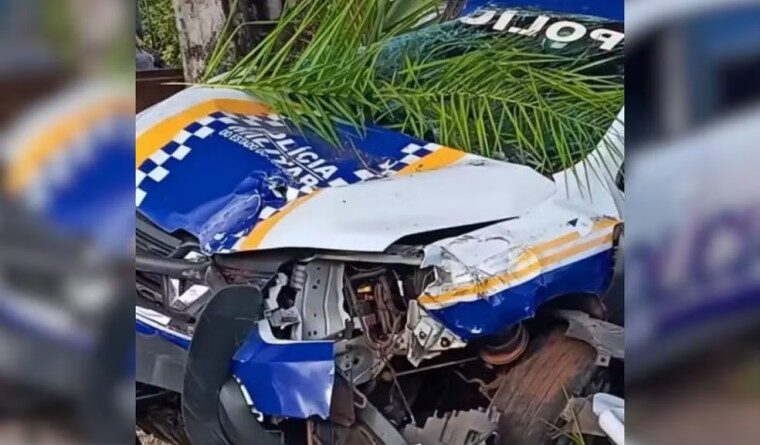 Viatura da PMTO fica destruída após bater em poste e árvore; dois militares ficam feridos