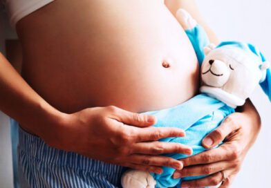 Adolescente de 13 anos engravida após sofrer abusos contínuos; jovem e pais são indiciados