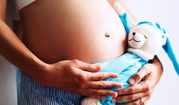 Adolescente de 13 anos engravida após sofrer abusos contínuos; jovem e pais são indiciados