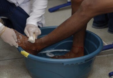 Lava-pés inspirado na Bíblia vira atendimento de saúde para população de rua em Araguaína