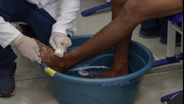 Lava-pés inspirado na Bíblia vira atendimento de saúde para população de rua em Araguaína