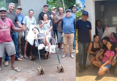 Grupo de autônomos promove dignidade ao construir banheiro para jovem com deficiência