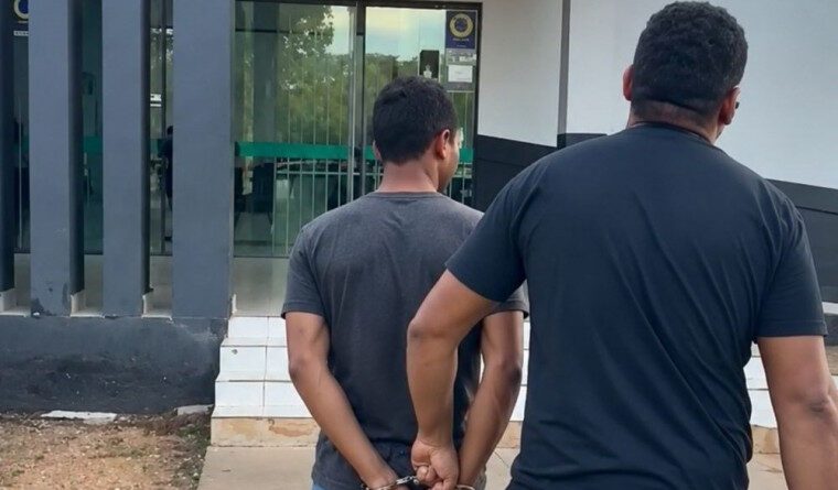 Armado com pedaço de madeira, homem invade casa da ex, viola medida protetiva e é preso
