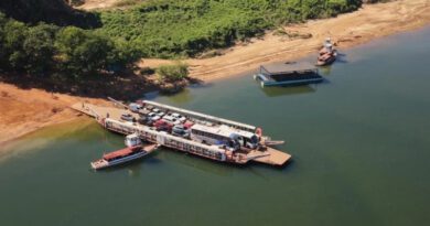 Com ponte interditada, balsas começam a operar na BR-235 entre Pedro Afonso e Tupirama