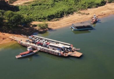 Com ponte interditada, balsas começam a operar na BR-235 entre Pedro Afonso e Tupirama
