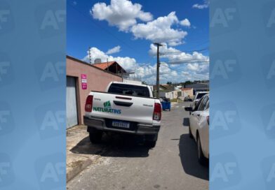 Caminhonete oficial do Governo do Estado estaciona em cima de calçada em Araguaína