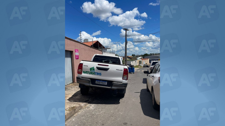 Caminhonete oficial do Governo do Estado estaciona em cima de calçada em Araguaína