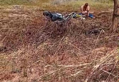 Motociclista morre após colisão contra árvore na TO-222; esposa está em estado grave