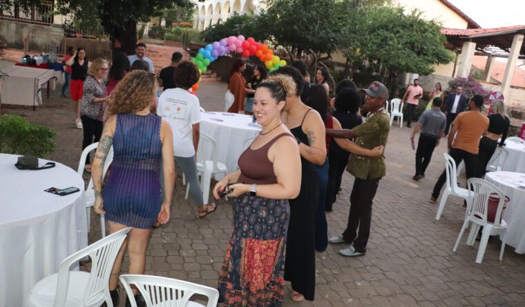 Evento reúne comunidade LGBTQIAPN+ para discutir inclusão e políticas públicas