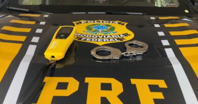 Dois motoristas bêbados são presos após acidentes; um era procurado por não pagar pensão Dois motoristas bêbados são presos após acidentes; um era procurado por não pagar pensão