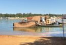 Carreta carregada com soja cai no Rio Tocantins durante travessia por balsa em Pedro Afonso
