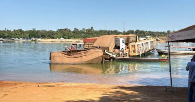 Carreta carregada com soja cai no Rio Tocantins durante travessia por balsa em Pedro Afonso