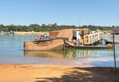 Carreta carregada com soja cai no Rio Tocantins durante travessia por balsa em Pedro Afonso