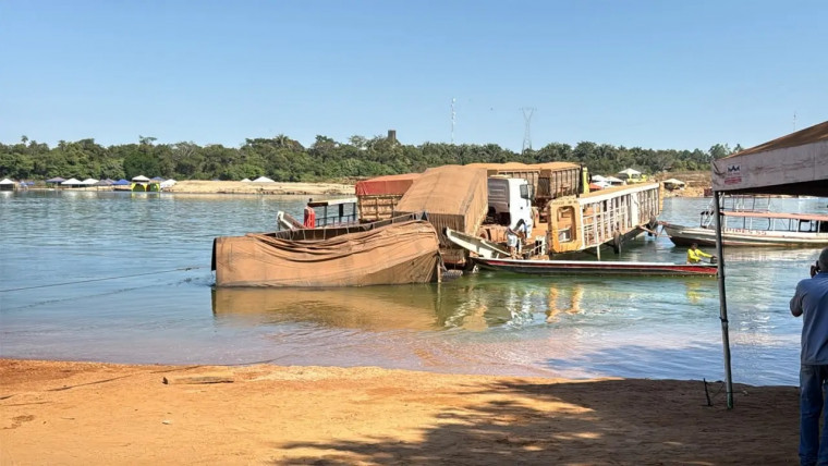 Carreta carregada com soja cai no Rio Tocantins durante travessia por balsa em Pedro Afonso