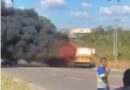 Ônibus escolar pega fogo no meio da TO-222 e fica completamente destruído, em Araguaína