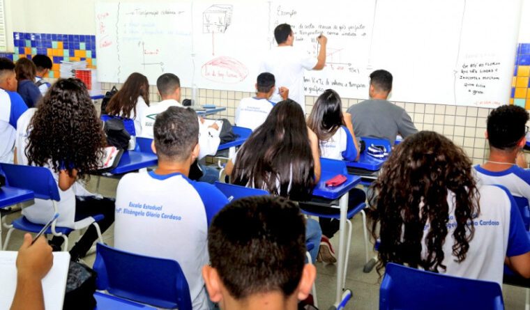 Nova lei amplia direito de professores a licença remunerada para qualificação; Dorinha foi relatora
