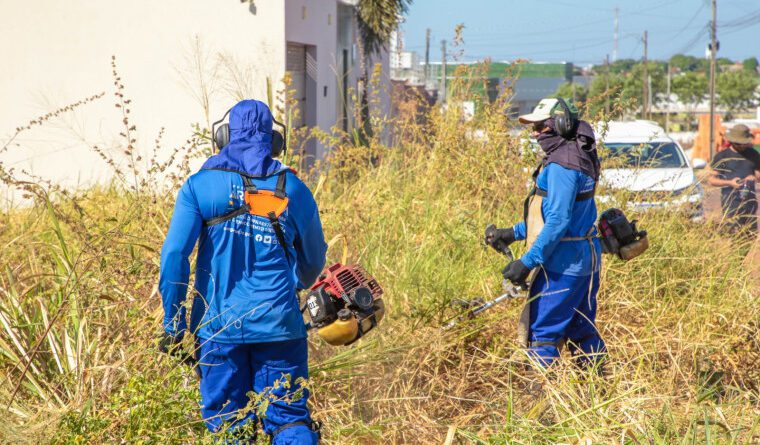Prefeitura começa limpeza de lotes baldios, mas cobrará serviço no IPTU; multa é de R$ 300