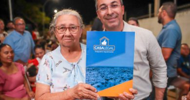 Após décadas de espera, 487 famílias recebem títulos de imóveis no setor Barros em Araguaína Após décadas de espera, 487 famílias recebem títulos de imóveis no setor Barros em Araguaína