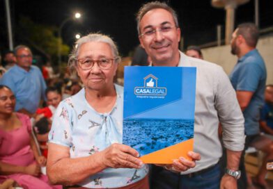 Após décadas de espera, 487 famílias recebem títulos de imóveis no setor Barros em Araguaína