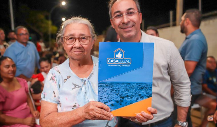 Após décadas de espera, 487 famílias recebem títulos de imóveis no setor Barros em Araguaína