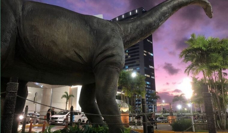 Dinossauros gigantes ‘invadem’ Araguaína em exposição inédita no Tocantins; maior tem 14 metros