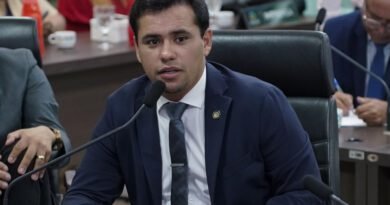 Lucas Campelo se licencia do mandato de vereador e abre mão de salário e verbas de gabinete Lucas Campelo se licencia do mandato de vereador e abre mão de salário e verbas de gabinete