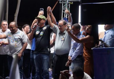 Wanderlei aparece de surpresa em palanque e reafirma apoio a Eli Borges na disputa ao Senado