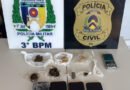 Casal anuncia drogas no status do celular, mas confunde policiais com clientes e acaba preso