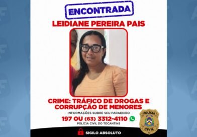 Mulher procurada por tráfico e corrupção de menores se entrega à polícia após ter foto divulgada