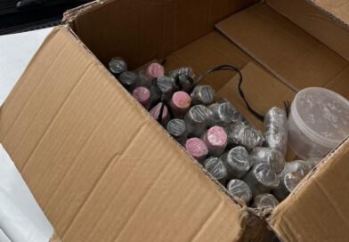 Nervosismo entrega motorista com 43 kg de material parecido com mercúrio escondido em carro