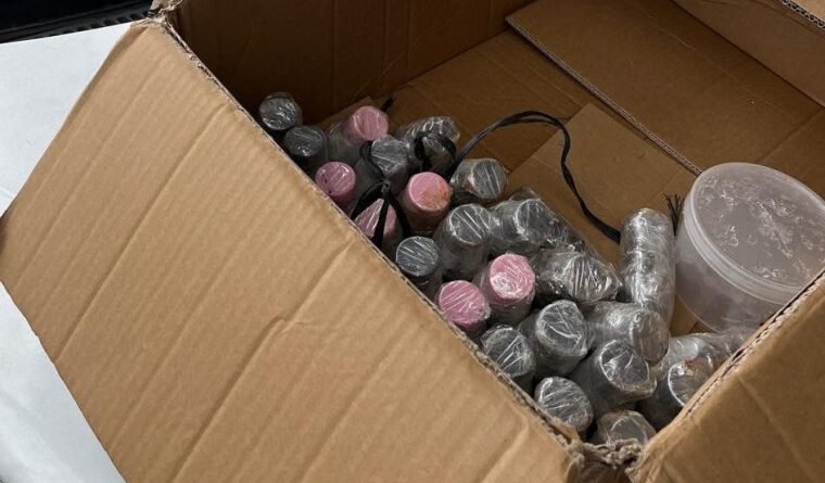 Nervosismo entrega motorista com 43 kg de material parecido com mercúrio escondido em carro